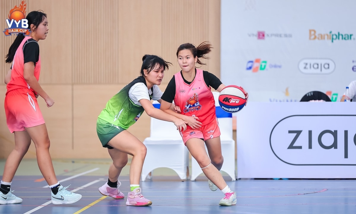 Đội nữ THPT Vinschool The Harmony (áo hồng) thắng Vinschool Smart City ở bán kết. Ảnh: VYB