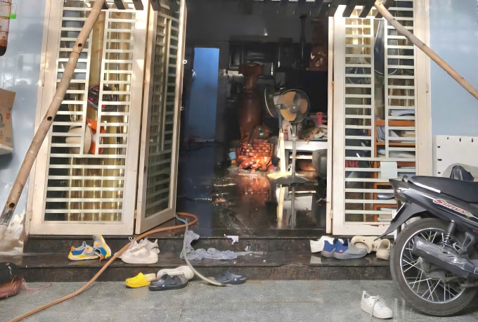 Phía trước căn nhà xảy ra cháy. Ảnh: Minh Bằng