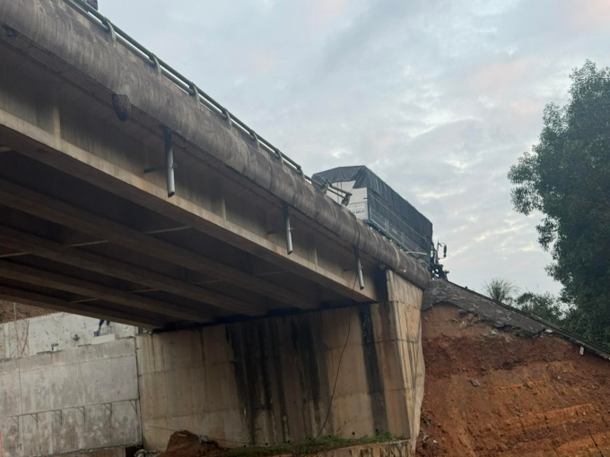 Lan can cầu bị gãy khi chiếc bán tải bị hất văng qua. Ảnh: Trọng Quang