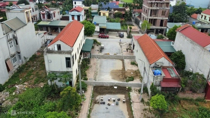 Hai bức tường chắn ngang con đường khoảng 15 m (bao gồm vỉa hè hai bên). Ảnh: Lê Hoàng