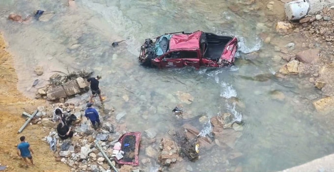 Ô tô bán tải bị vò nát nằm dưới suối. Ảnh: Nhật Hoàng