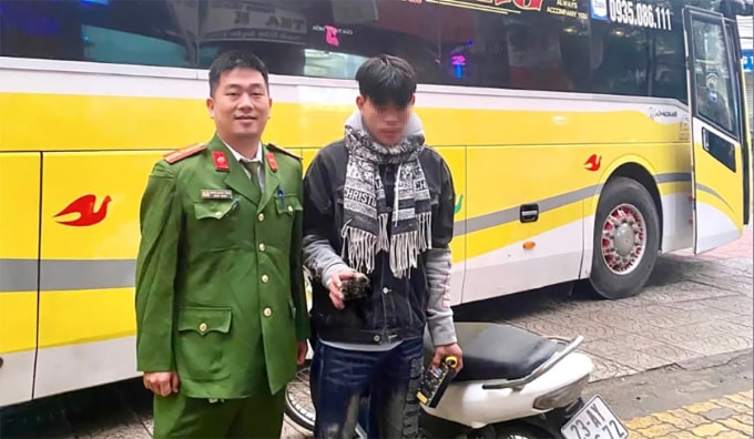 Nam thanh niên được công an phường Nam Đông Hà hỗ trợ về nhà. Ảnh: Công an cung cấp