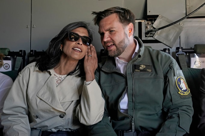 Vợ chồng Phó tổng thống Mỹ JD Vance tại California ngày 18/10. Ảnh: AFP