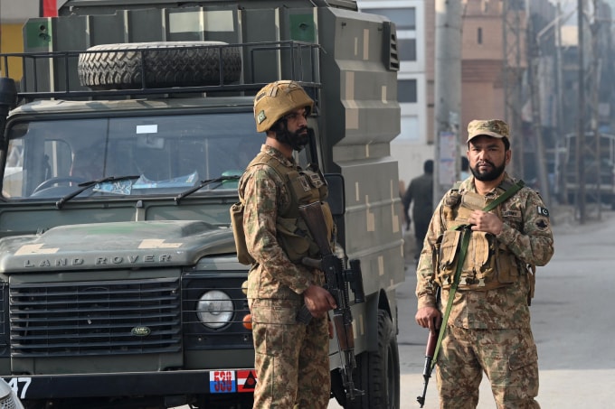 Lực lượng an ninh Pakistan tại Peshawar, thủ phủ tỉnh biên giới Khyber Pakhtunkhwa, ngày 24/11. Ảnh: AFP