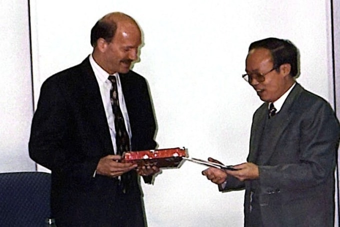 Bộ trưởng Chu Tuấn Nhạ (người bên phải) trong một lần gặp gỡ, trao đổi cùng chuyên gia quốc tế. Ảnh: Tư liệu