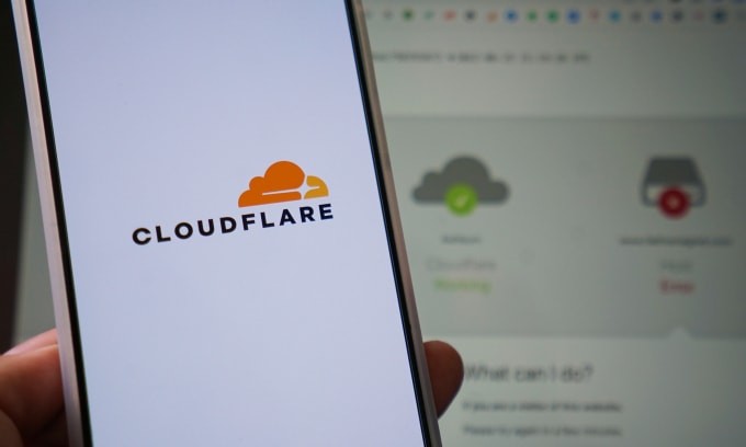 Logo Cloudflare hiển thị trên smartphone. Ảnh: Bảo Lâm