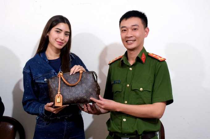 Leon Yuriar Angela Michelle khi nhận lại tài sản. Ảnh: Lê Tiến