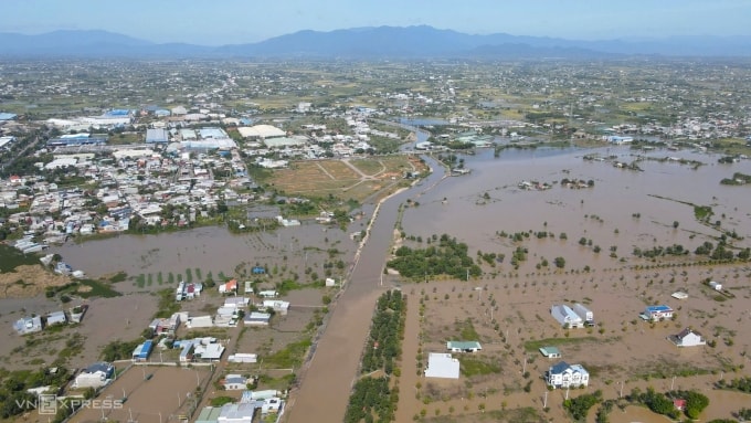 Vùng trũng ven sông Cái ở phường Hàm Thắng (Bình Thuận cũ) ngập trong nước lũ, sáng 5/12. Ảnh: Phước Tuấn