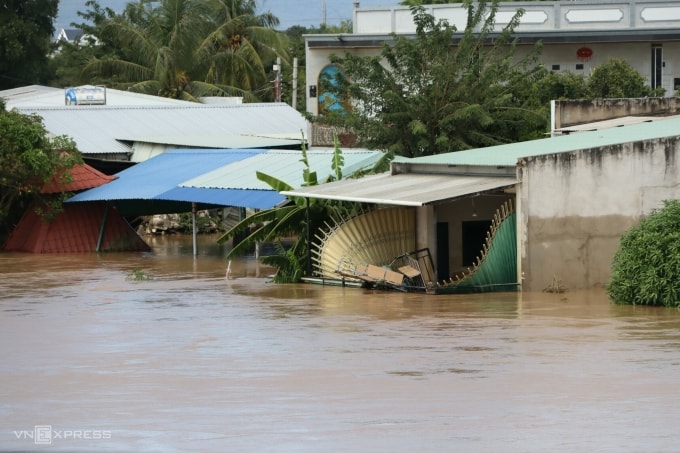 Một căn nhà ở vùng lũ gần cầu Phú Long, xã Hàm Thắng bị hỏng do lũ, sáng 5/12. Ảnh: Việt Quốc