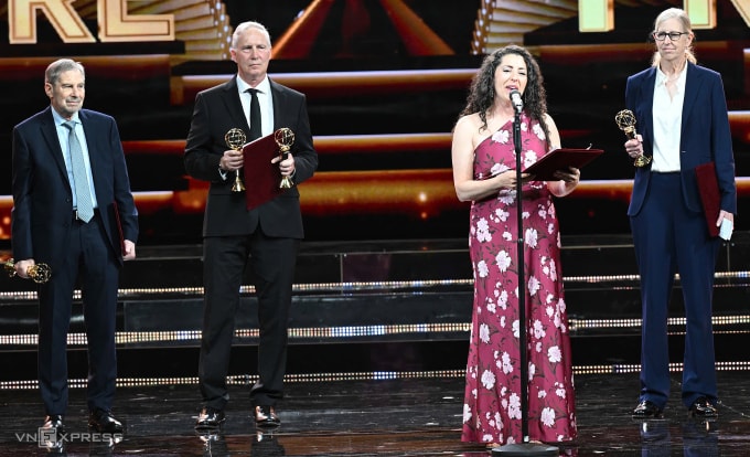 TS Aimée Kreimer phát biểu trong đêm trao giải tại Hà Nội. Ảnh: Giang Huy