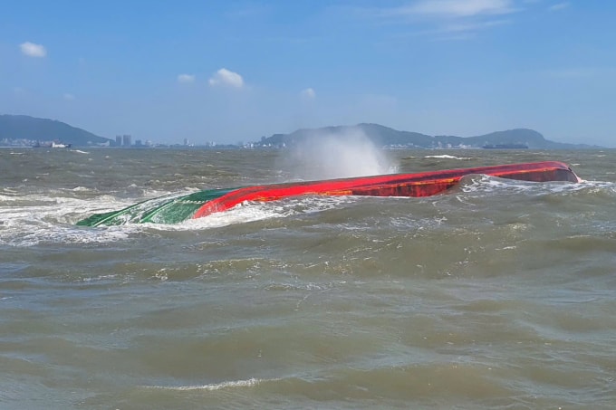 Sà lan lập úp sau sự cố. Ảnh: Anh Quang