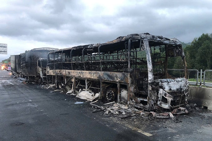 3 ôtô cháy trơ khung trên cao tốc Vân Phong - Nha Trang, đoạn qua xã Nam Ninh Hòa. Ảnh: Ninh Hòa