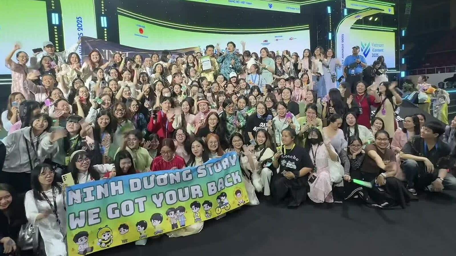 Ninh Dương Story lưu giữ kỷ niệm với fan ở hậu trường