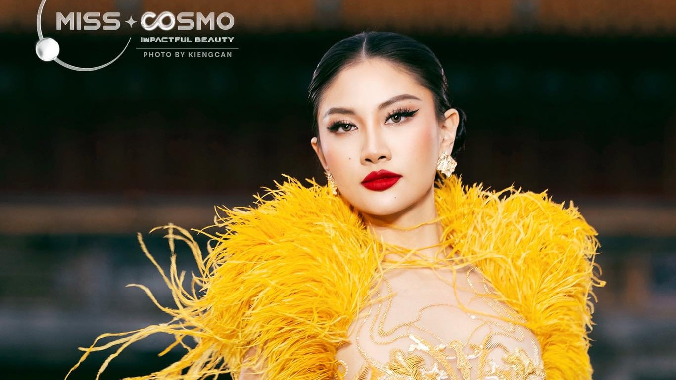 Phương Linh diễn thời trang ở Miss Cosmo 2025