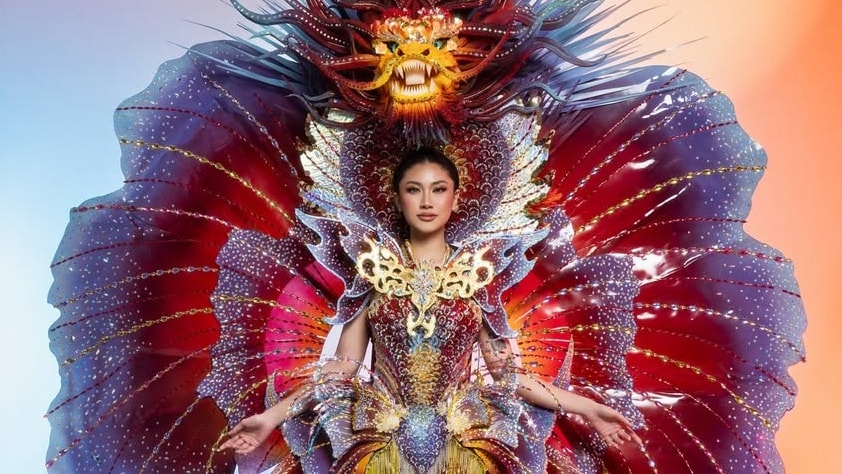 Phương Linh gặp sự cố khi diễn trang phục 'Cá chép hóa rồng'