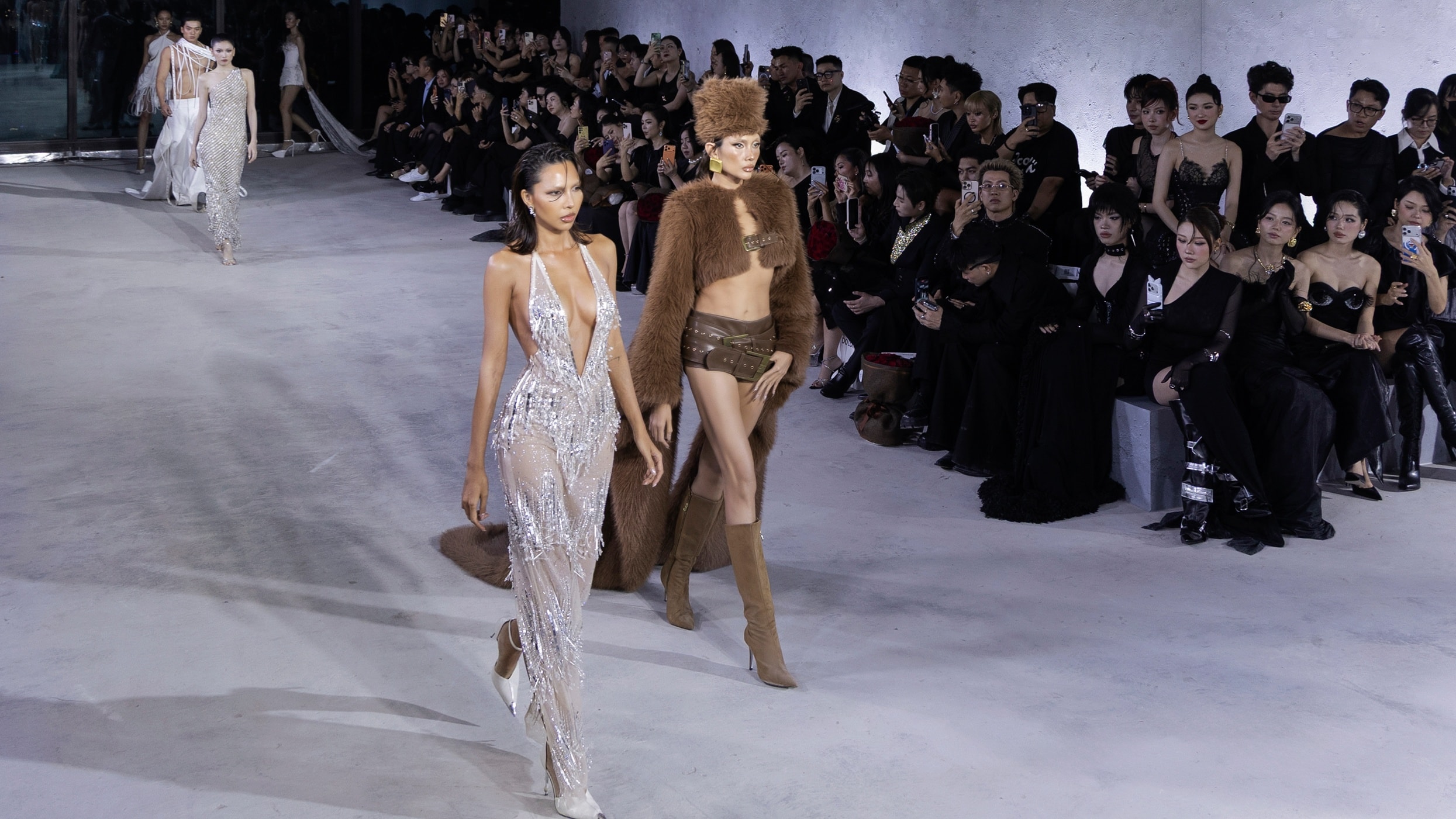 Váy áo 'tái sinh từ đống tro tàn' của Đỗ Long 