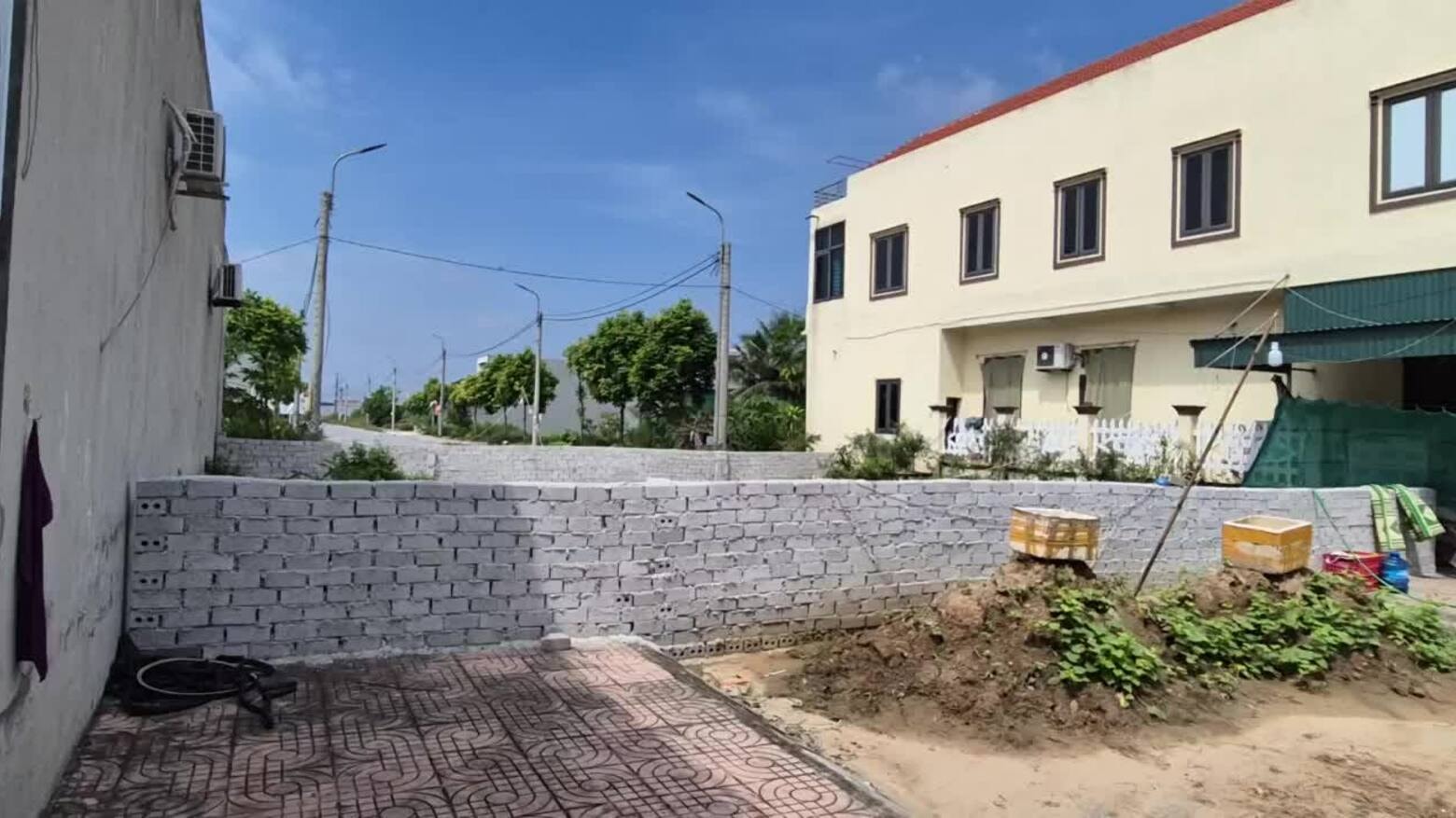 Xây tường chặn đường