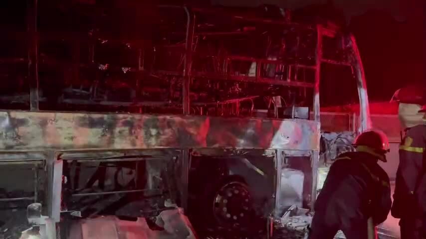 3 ôtô cháy rụi sau tai nạn liên hoàn trên cao tốc Vân Phong - Nha Trang