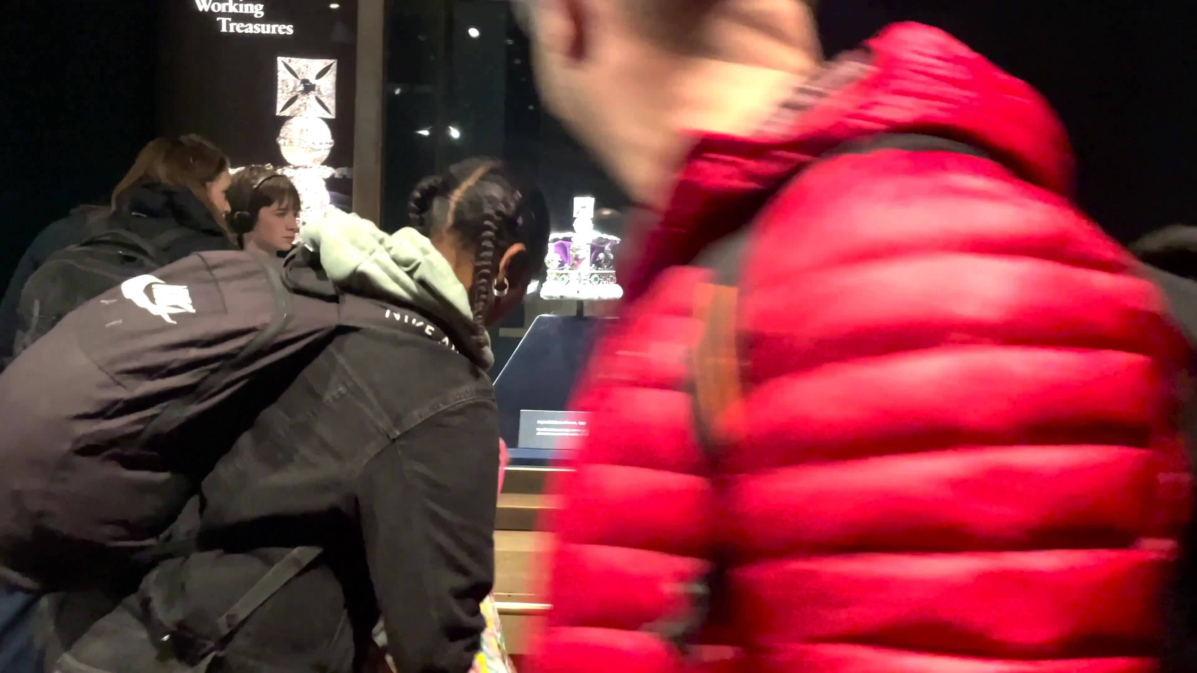 4 người Anh bị bắt vì ném đồ ăn vào tủ trưng bày vương miện hoàng gia