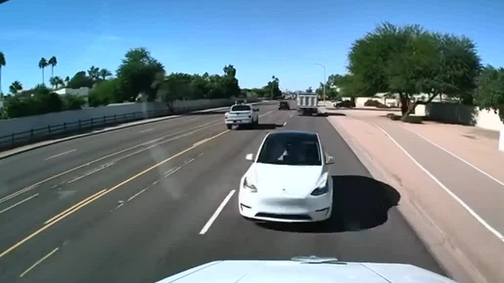 Xe Tesla lao sang làn ngược chiều, đấu đầu xe ben