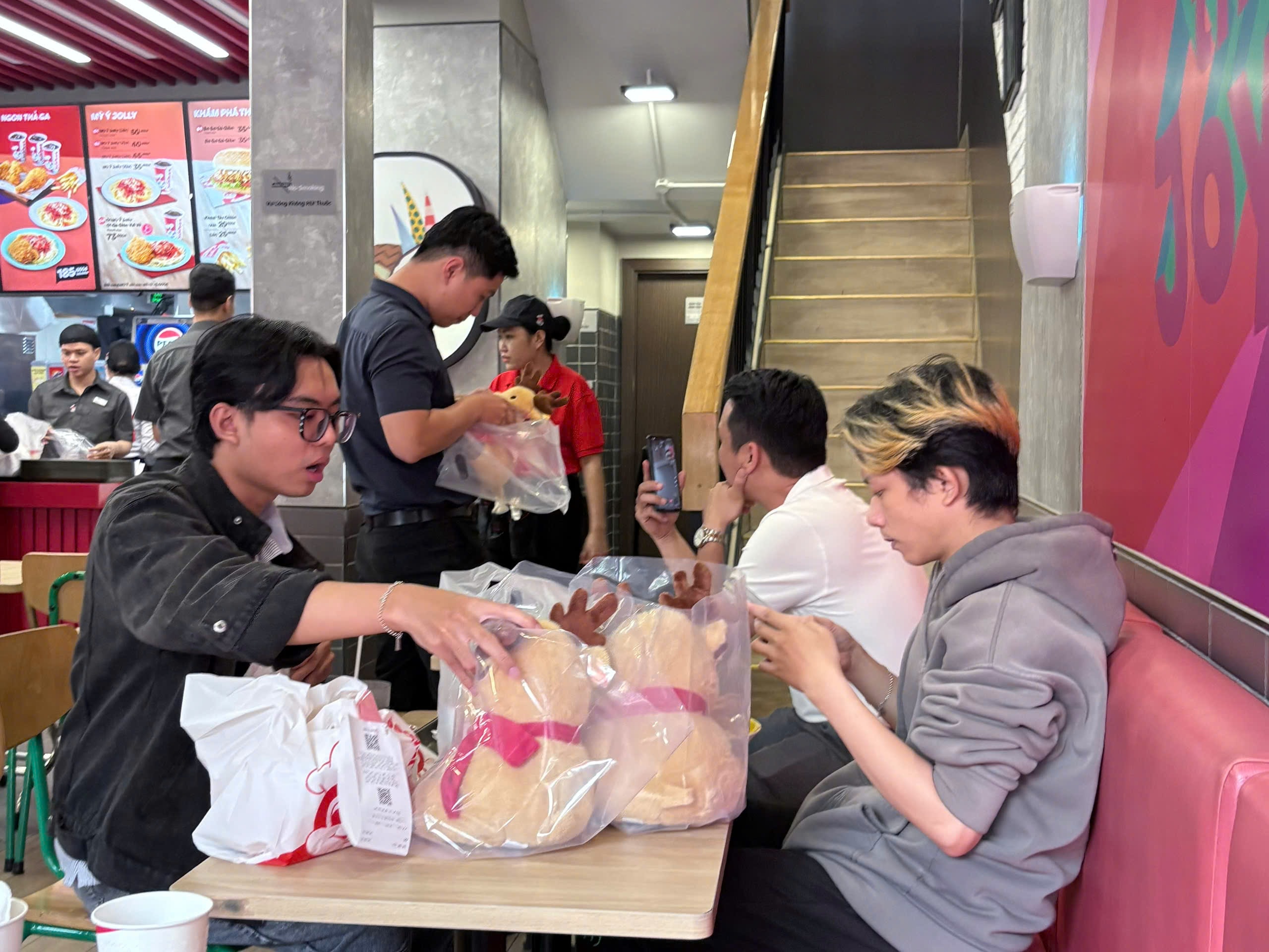 Trào lưu xếp hàng mua gà rán "săn tuần lộc" gây sốt trong giới trẻ mùa Noel 2025 - Ảnh 5.