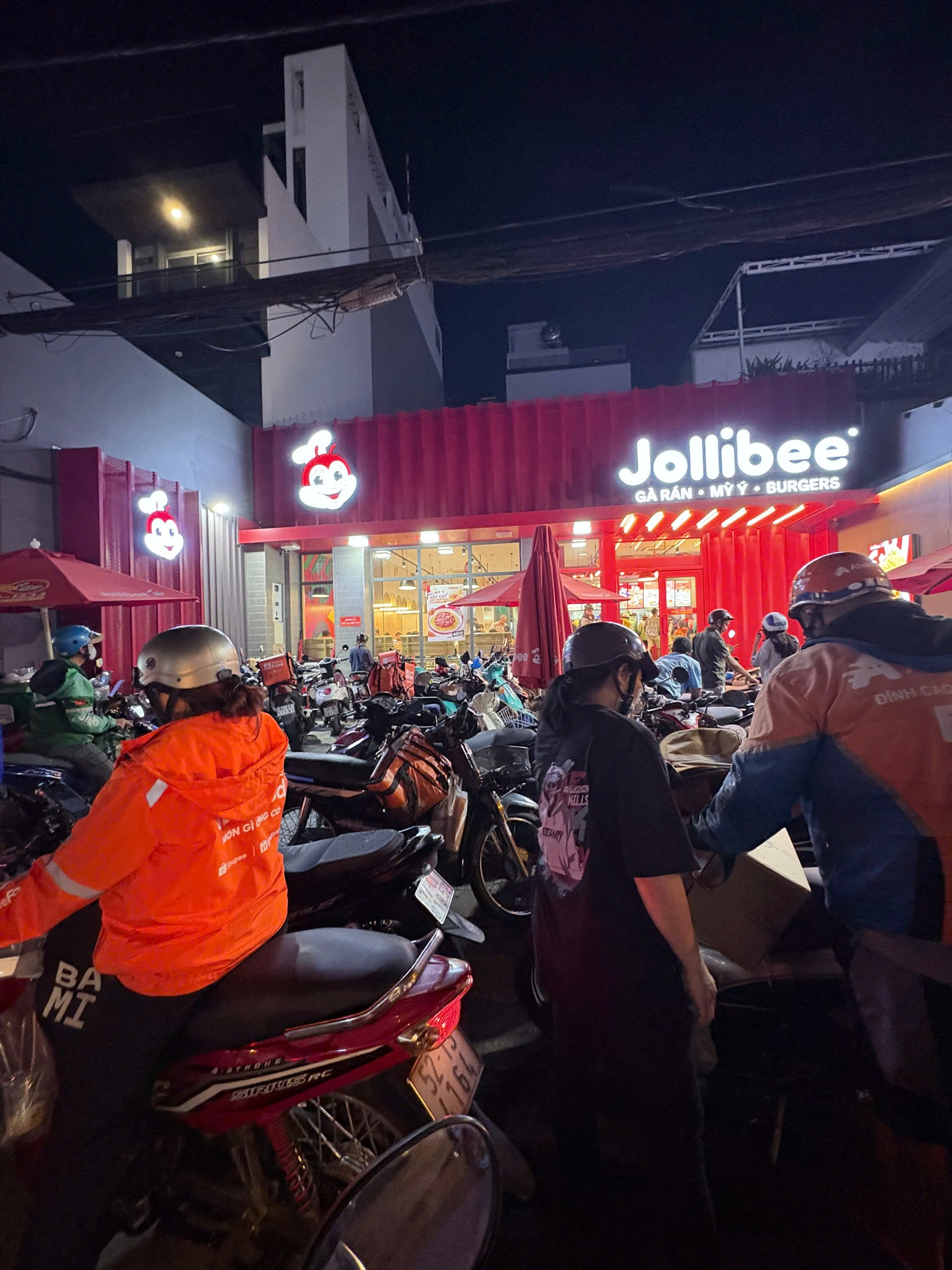 Trào lưu xếp hàng mua gà rán "săn tuần lộc" gây sốt trong giới trẻ mùa Noel 2025 - Ảnh 3.