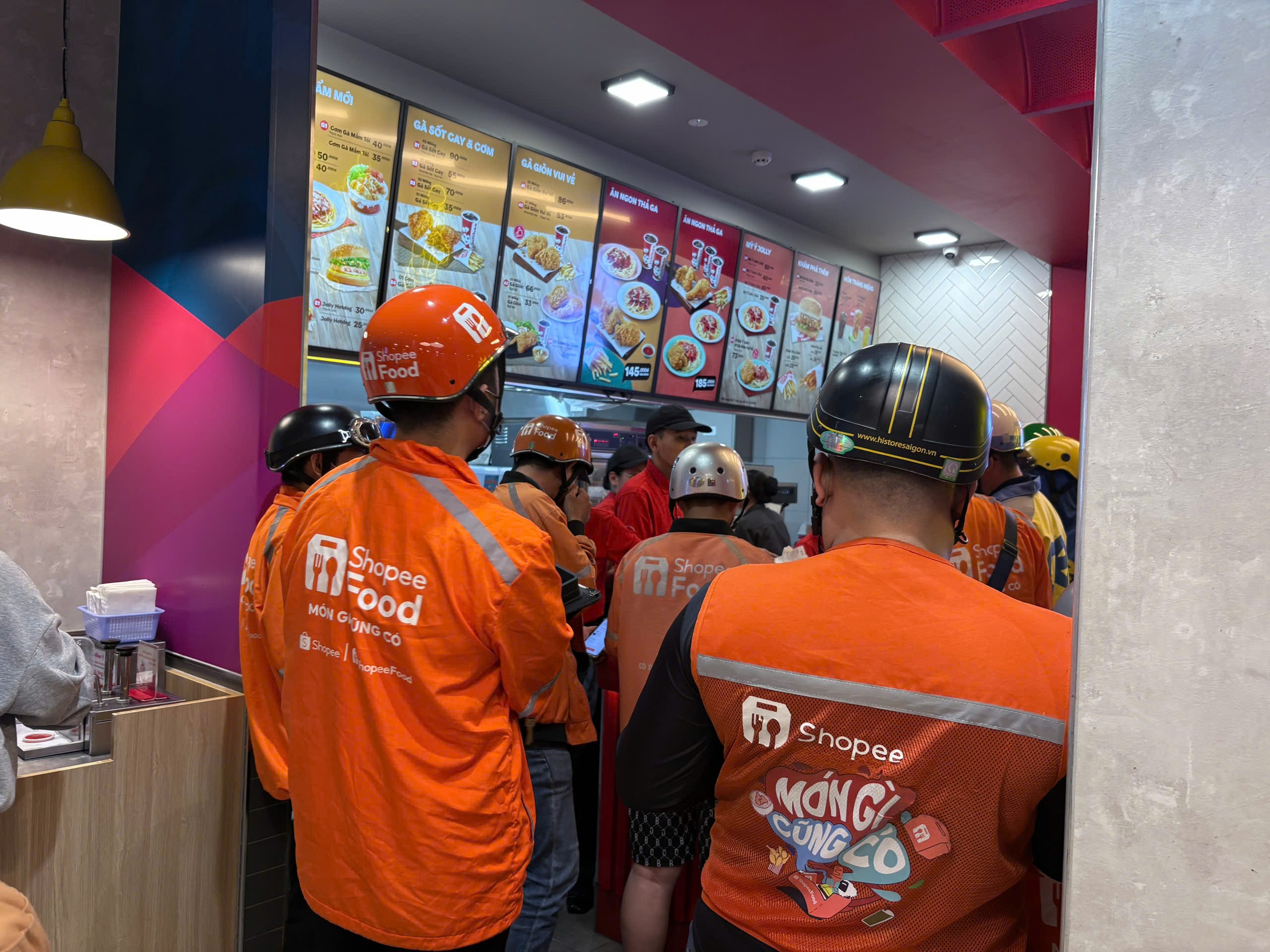 Trào lưu xếp hàng mua gà rán "săn tuần lộc" gây sốt trong giới trẻ mùa Noel 2025 - Ảnh 2.