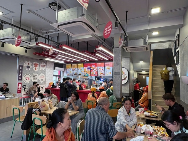 Trào lưu xếp hàng mua gà rán "săn tuần lộc" gây sốt trong giới trẻ mùa Noel 2025 - Ảnh 1.