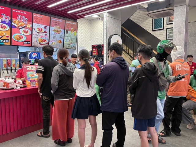 Trào lưu xếp hàng mua gà rán "săn tuần lộc" gây sốt trong giới trẻ mùa Noel 2025 - Ảnh 4.