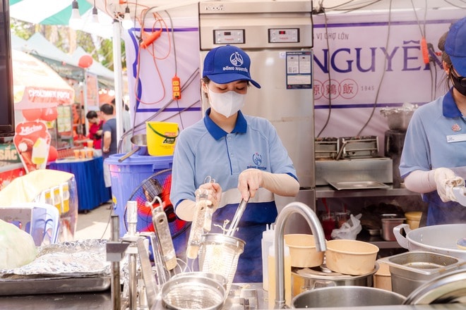 VIDEO: Hơn 300 món ngon "Hương Sắc Ngũ Vị" hội tụ tại Lễ hội Ẩm thực Chợ Lớn - Food Story 2025 - Ảnh 4.