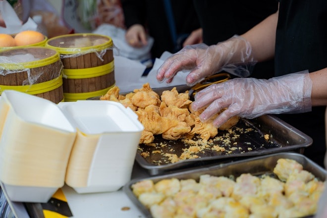 VIDEO: Hơn 300 món ngon "Hương Sắc Ngũ Vị" hội tụ tại Lễ hội Ẩm thực Chợ Lớn - Food Story 2025 - Ảnh 6.