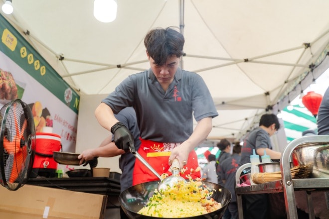 VIDEO: Hơn 300 món ngon "Hương Sắc Ngũ Vị" hội tụ tại Lễ hội Ẩm thực Chợ Lớn - Food Story 2025 - Ảnh 8.
