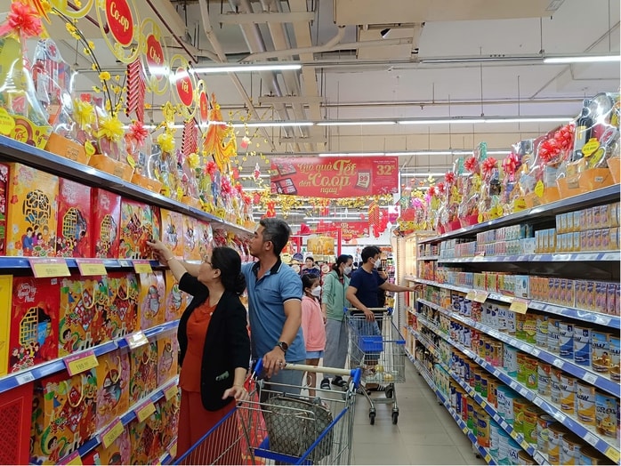 Hàng Tết bắt đầu lên kệ - Ảnh 1.