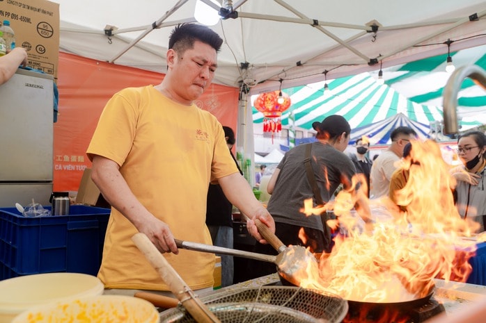 VIDEO: Hơn 300 món ngon "Hương Sắc Ngũ Vị" hội tụ tại Lễ hội Ẩm thực Chợ Lớn - Food Story 2025 - Ảnh 9.