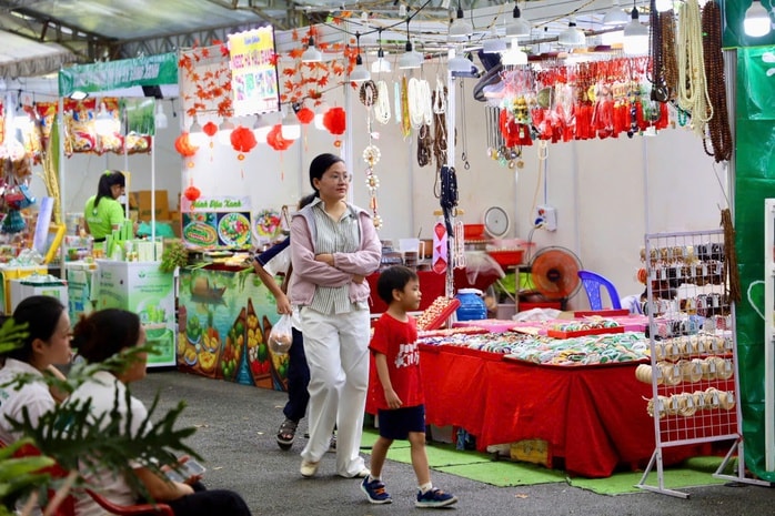 Từ gốm Bát Tràng đến chiếu Định Yên ở Thảo Cầm Viên- Ảnh 1.