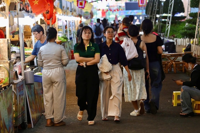 Từ gốm Bát Tràng đến chiếu Định Yên ở Thảo Cầm Viên- Ảnh 5.