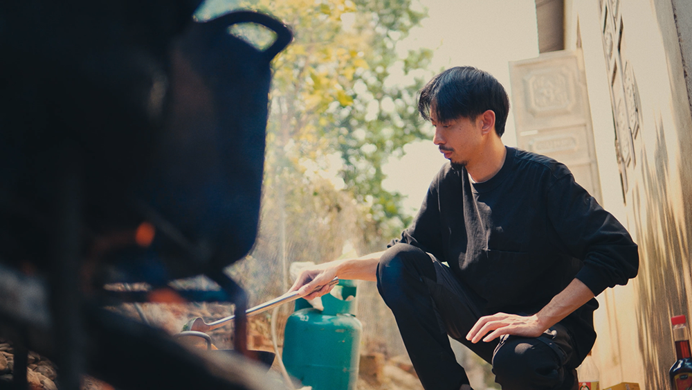 Rapper Đen từng gửi 500 triệu đồng cho dự án Nuôi em, để xây trường và hỗ trợ bữa ăn cho trẻ nhỏ vùng sâu vùng xa.