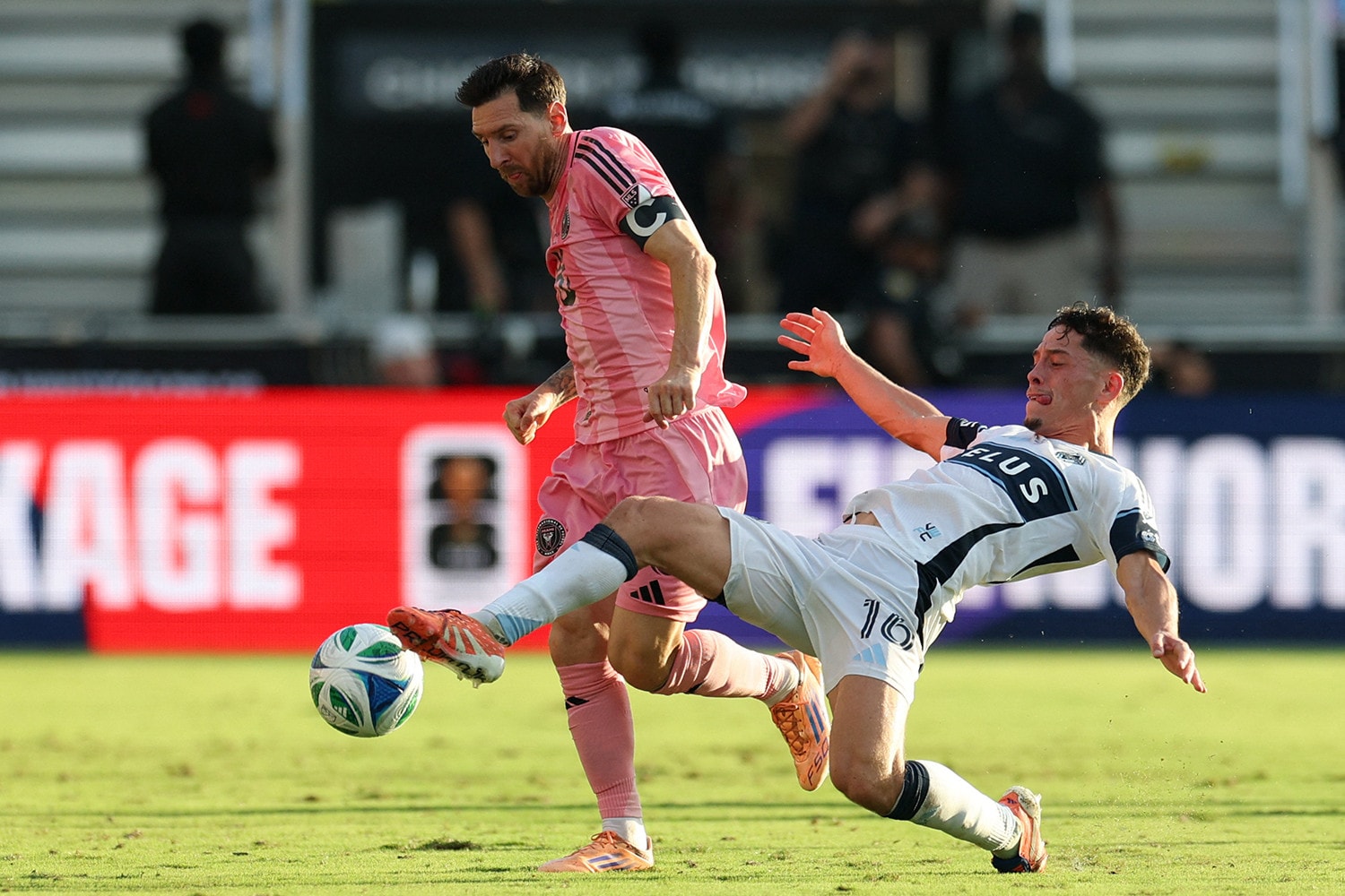 Messi đá 2 trận giành 2 cúp ở cùng 1 giải đấu. (Ảnh: Reuters)