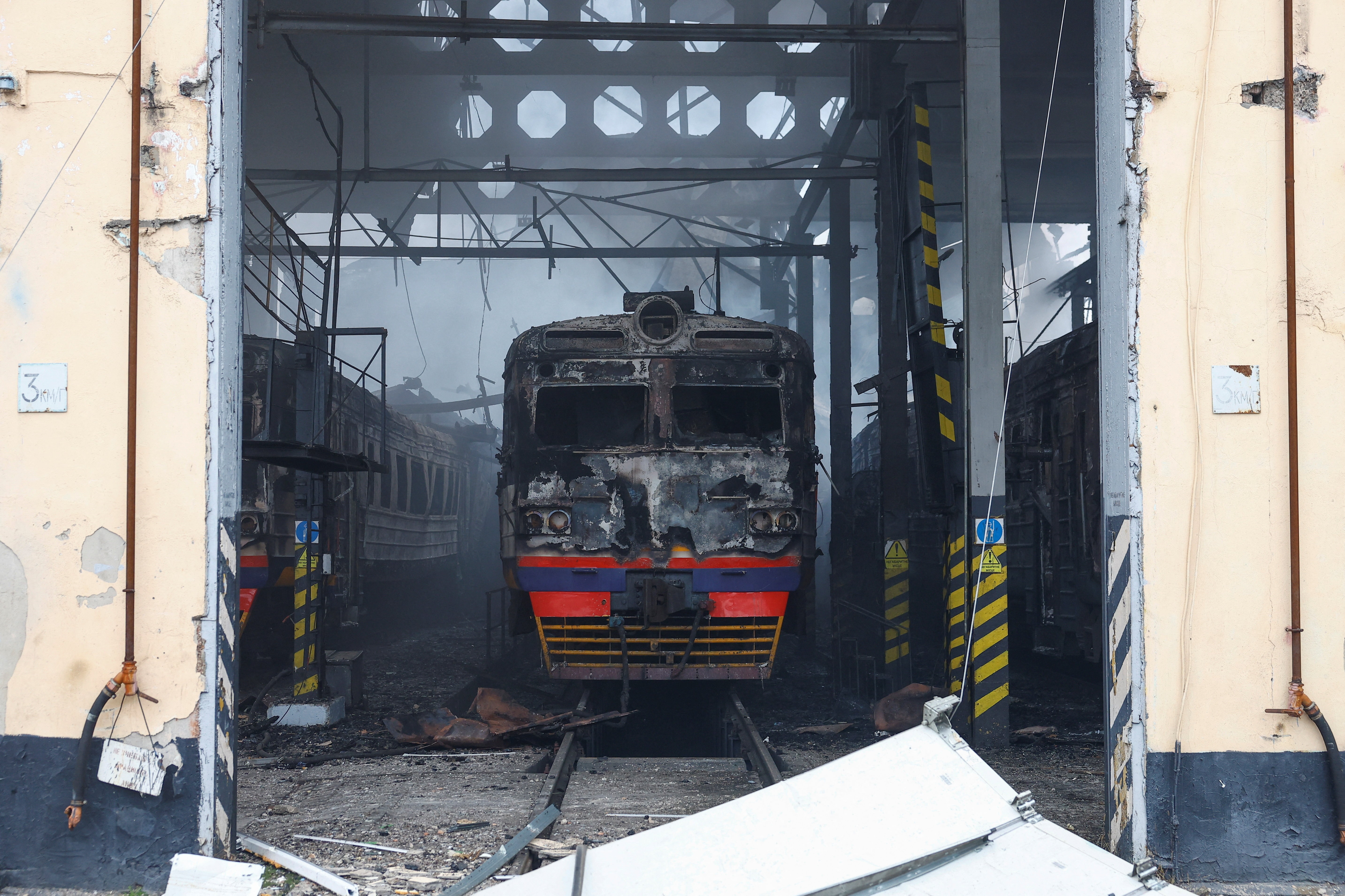 Một tàu điện bị thiêu rụi sau khi trúng tên lửa và UAV của Nga trong đợt tập kích tại khu vực Kyiv, Ukraine, ngày 6/12/2025. (Ảnh: Reuters/Valentyn Ogirenko)