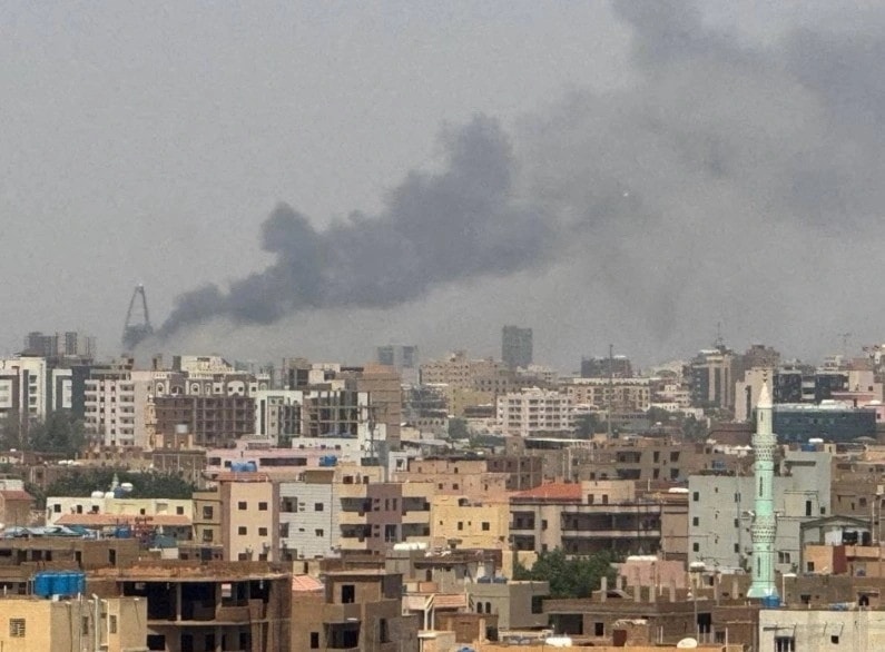 Khói bốc lên trong các cuộc giao tranh giữa Lực lượng hỗ trợ nhanh (RSF) và quân đội Sudan. (Ảnh: Reuters)