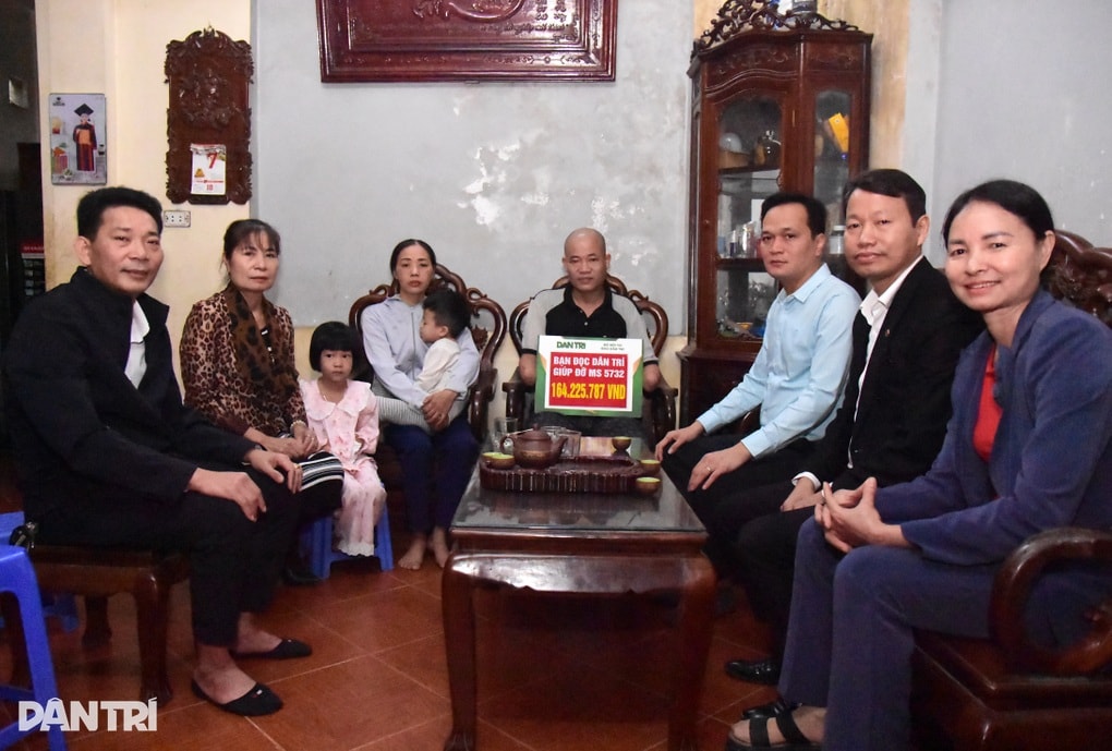 Bạn đọc Dân trí ủng hộ người cha cụt 2 tay hơn 190 triệu đồng - 2
