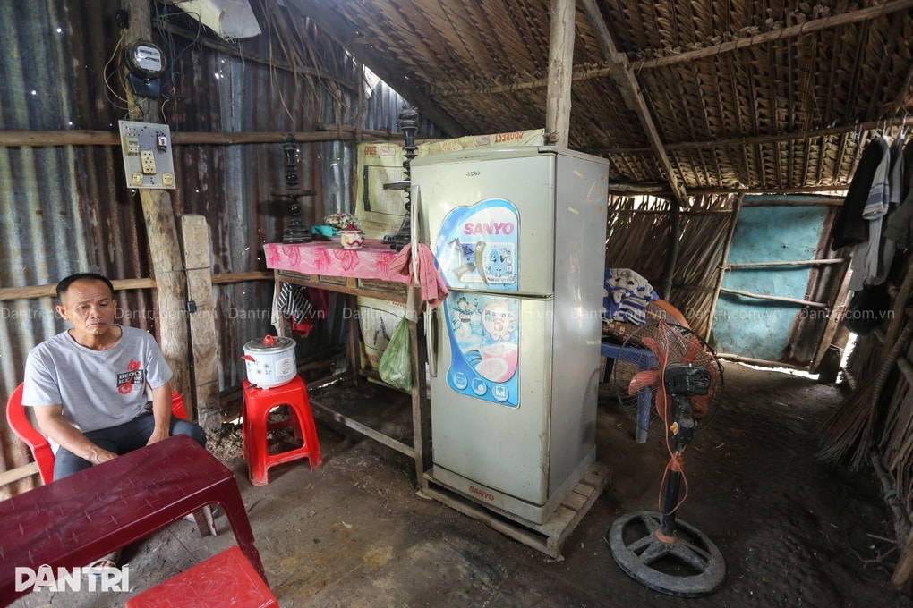 Người đàn ông từng liệt tứ chi sống đơn độc trong căn chòi rách giữa đồng - 2 Người đàn ông từng liệt tứ chi sống đơn độc trong căn chòi rách giữa đồng - 2