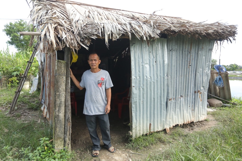 Người đàn ông từng liệt tứ chi sống đơn độc trong căn chòi rách giữa đồng - 1 Người đàn ông từng liệt tứ chi sống đơn độc trong căn chòi rách giữa đồng - 1