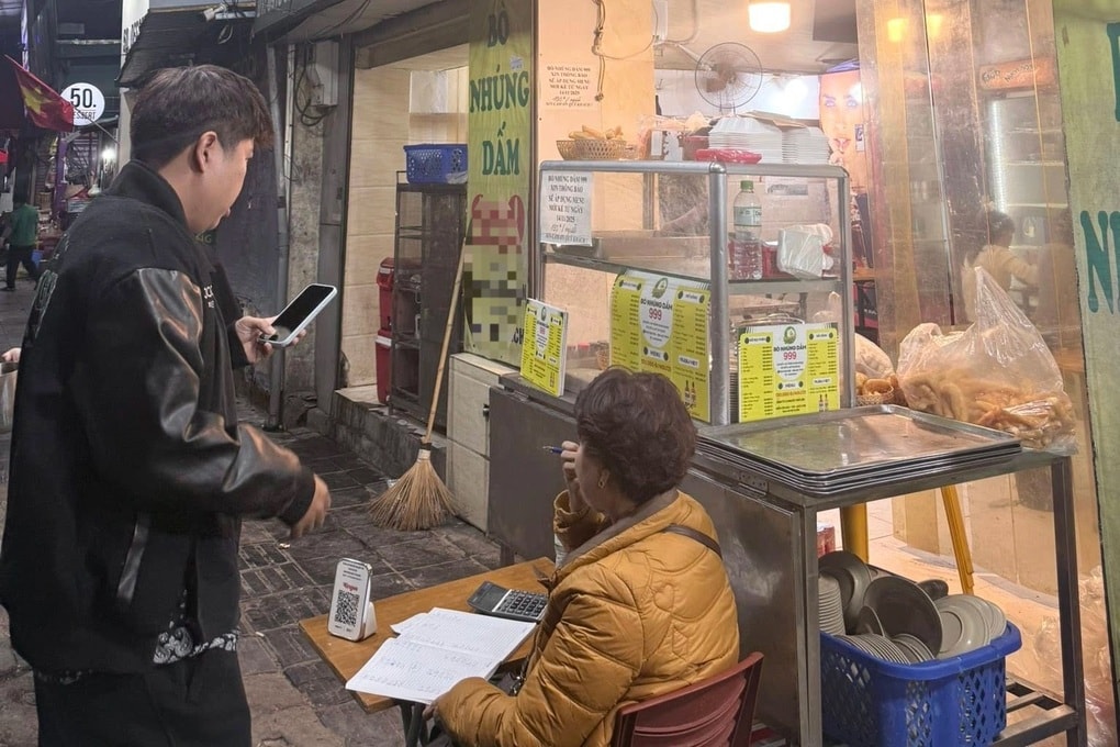 Quán bò nhúng dấm nổi tiếng ở Hà Nội bị khách tố có dòi trong miếng thịt bò - 2 Quán bò nhúng dấm nổi tiếng ở Hà Nội bị khách tố có dòi trong miếng thịt bò - 2