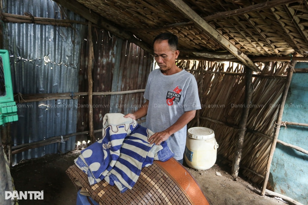 Người đàn ông từng liệt tứ chi sống đơn độc trong căn chòi rách giữa đồng - 3 Người đàn ông từng liệt tứ chi sống đơn độc trong căn chòi rách giữa đồng - 3
