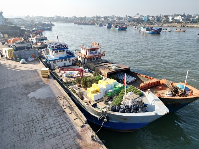 Tàu đậu ở cảng Sa Kỳ để đưa hoa, hàng hóa, nhu yếu phẩm ra đảo Lý Sơn. Ảnh: Văn Linh