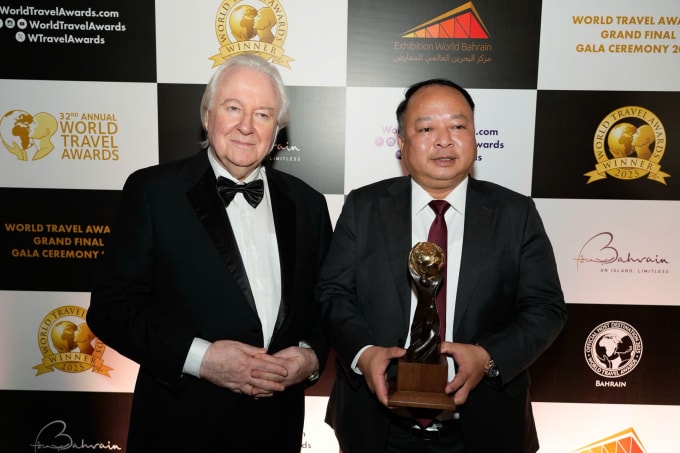 Đại diện Tuyên Quang (phải) nhận giải thưởng WTA. Ảnh: