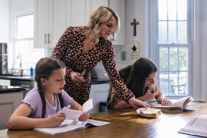 Kimberly Begg và các con tại nhà ở Herndon, Virginia. Ảnh: WSJ