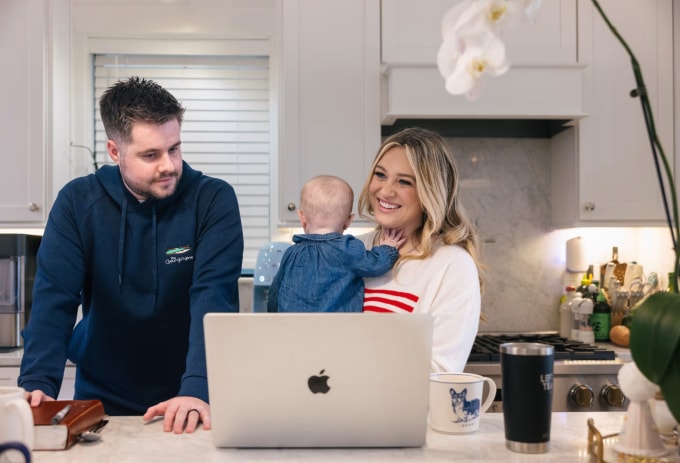 Isabel Brown, 28 tuổi và chồng tại nhà ở Washington, D.C. Ảnh: WSJ