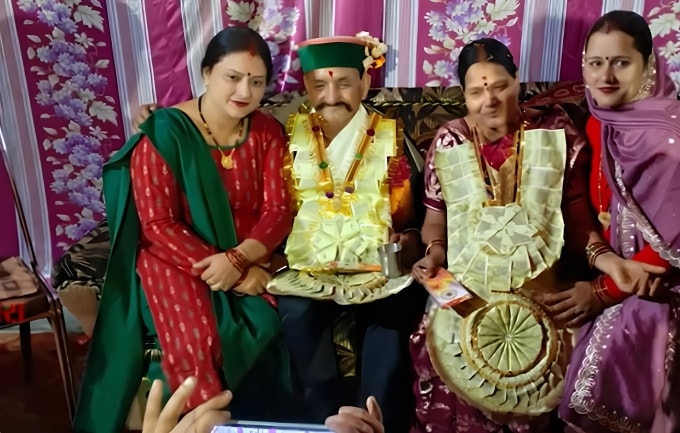 Ông Rikhi đoàn tụ cùng người thân sau 45 năm mất trí. Ảnh: Screengrab/YouTube/DainikSavera